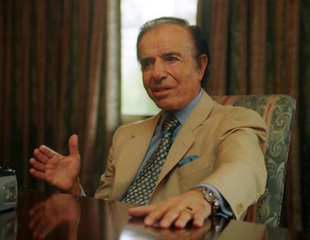 El gobierno de Menem fue eje de grandes escándalos de corrupción y desmanejos políticos que derivaron en resonantes causas judiciales que lo tuvieron como imputado tanto a él como a miembros de su gabinete. “Yo robo para la corona”, llegó a decir su ministro José Luis Manzano. La lista de causas es larga: el contrabando de armas a Ecuador y Croacia, la venta del predio de la Rural a precio vil, el Swiftgate, la causa por contrabando de oro, las coimas de la empresa Siemmens y la red de encubrimiento por el atentado de la AMIA. A su vez, fue acusado de manipular la Justicia a través de una “mayoría automática” al ampliar el número de integrantes de la Corte Suprema, de 5 a 9 jueces, y de privatizar empresas públicas mediante adjudicaciones que perjudicaban al Estado. Sus 10 años de gobierno al día de hoy suscitan fuertes críticas pero también elogios. (Foto NA: JUAN VARGAS).