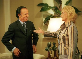Menem tuvo una fluida relación con miembros de la farándula y una activa participación en programas populares como la mesa de Mirtha Legrand, el programa de Marcelo Tinelli, Show Match, y el programa periodístico Tiempo Nuevo de Bernardo Neustadt. Mirtha Legrand dijo que había vuelto a la TV gracias a Carlos Menem y que en su gobierno había habido una libertad de expresión plena. (FOTO: DANIEL VIDES).