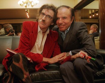 Carlos Menem junto al músico Charly García quien dijo de él: “Menem fue un político mucho más humano que los que vinieron después”. (NA: MARCELO CAPECE)
