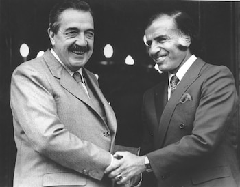 En 1993, Menem selló el pacto de Olivos con Raúl Alfonín que le permitió acceder a un segundo período tras la reforma constitucional del año siguiente que incluyó una reducción del mandato presidencial, la creación del Consejo de la Magistratura, la legalización de los Decretos de Necesidad y Urgencia. A través de esa reforma política también le dio rango constitucional a los Tratados de Derechos Humanos, se amplió la nómina de derechos y garantías y se incorporó un tercer senador por la minoría. (N A)