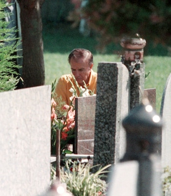 Al celebrarse el sexto aniversario de la muerte de su hijo, Carlos Menem visitó su tumba en el cementerio islámico de San Justo el 21 de noviembre de 2011. Por entonces exmandatario aseguró que sabía quienes habían asesinado a su hijo y pidió que se reabriera la causa. Todo un cambio de postura en relación a la muerte de su primogénito. (NA)