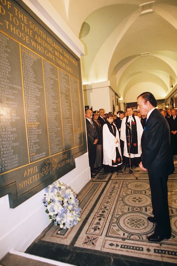 Memem visitó la Catedral de St Paul donde depositó una ofrenda floral por los combatientes ingleses caídos durante la Guerra de Malvinas. Desplegó una política de acercamiento y seducción a través de su canciller, Guido Di Tella, que incluyó a los isleños, sin mucho éxito. (Times Newspapers/Shutterstock (296729a)