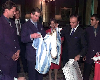 Un año después de la vista de Menem al Reino Unido, el príncipe Carlos visitó la Argentina en marzo de 1999. Allí reivindicó la autoderminación de los isleños en Malvinas, lo que fue interpretado como un fracaso de la política de seducción a los kelpers y de las gestiones de su Canciller Guido Di Tella para negociar sobre la soberanía. (Mike Forster/Daily Mail/ Shutterstock). Menem le regaló camisetas de la selección Argentina al príncipe.