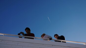 Turistas toman fotografías mientras la