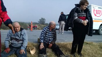 Algunos de los sobrevivientes al costado de la ruta (foto: @MauricioS981)