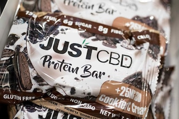 Una barra de proteína con sabor a galletas y crema comercializada por JustCBD se muestra en la feria comercial Cannabis World Congress & Business Exposition, el jueves 30 de mayo en Nueva York. (Mark Lennihan / AP)