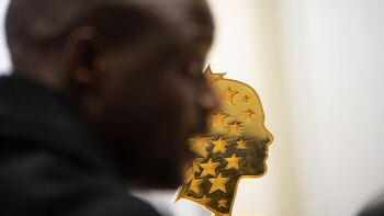 Da clases en una escuela