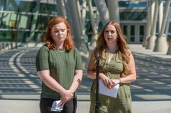 Las amigas de la joven