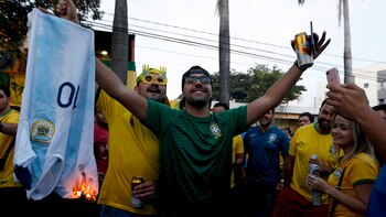 Hinchas brasileños queman la camiseta
