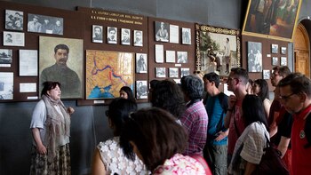 Una guía hablando en el