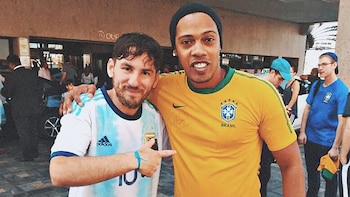 El falso Messi se abraza