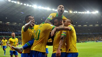 Dani Alves celebra un gol