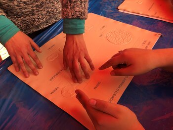 El material incluyó mapas con