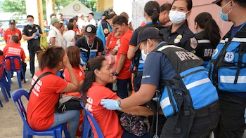 Los asistentes (L, en rojo)