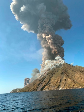 Volcán Strómboli en erupción (EFE)