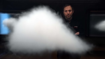 Leandro Erlich junto a “Las