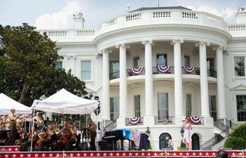 Singer Kelly Levesque cantó “God