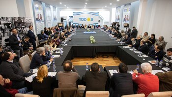 Kicillof en una de las reuniones que mantuvo con los intendentes peronistas de Buenos Aires