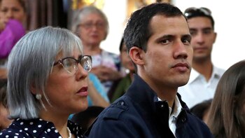 El presidente interino Juan Guaido, acompañado por y su madre Norka Márquez, asiste a una santa misa en Caracas, Venezuela, el 27 de enero de 2019. (REUTERS)