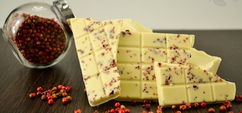 Chocolate blanco con pimienta rosa