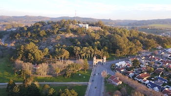 Las exquisiteces gastronómicas y las múltiples posibilidades para la práctica del turismo aventura, además del encantador paisaje, son las opciones que ofrece la ciudad serrana de Tandil para estas vacaciones de invierno (Shutterstock)