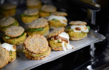 Cocinaron unas deliciosas mini hamburguesas