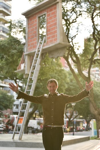 Leandro Erlich, junto su obra.