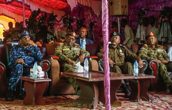 El general Jamal Omar (2nd-L),