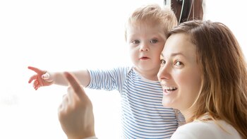 Contarles las actividades que se están realizando y mencionar los objetos que señala será de gran ayuda (Shutterstock)