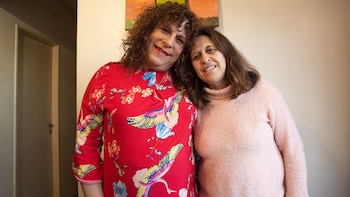 “Fue la más grande de las nenas la que se dio cuenta primero. Un día Cristina salió de la casa y se me acercó Ailén y me dijo: ‘Un día Cristian va a venir con pollera y vos ni cuenta te vas a dar…’. , revela Lili sobre el momento en que supo de la identidad de su pareja