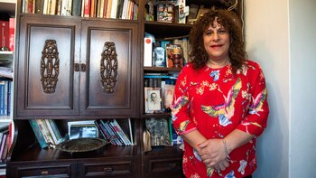 “Elegí Montserrat porque mi familia es catalana y porque es una virgen que se tuvo que esconder, a la que le costó mucho tiempo salir, más o menos siete siglos… Y eso pasó con mi identidad: escondida en una cueva, distinta, sola, hasta que un día salió”
