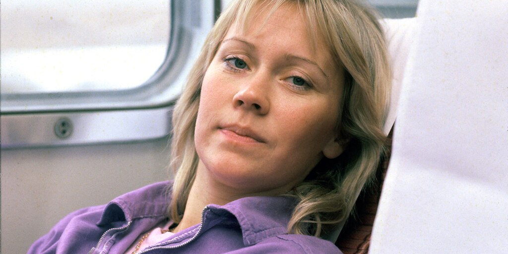 Pánico escénico, un fan acosador y un suicidio que partió su vida al medio: la dura vida de "la reina" del grupo ABBA - Infobae