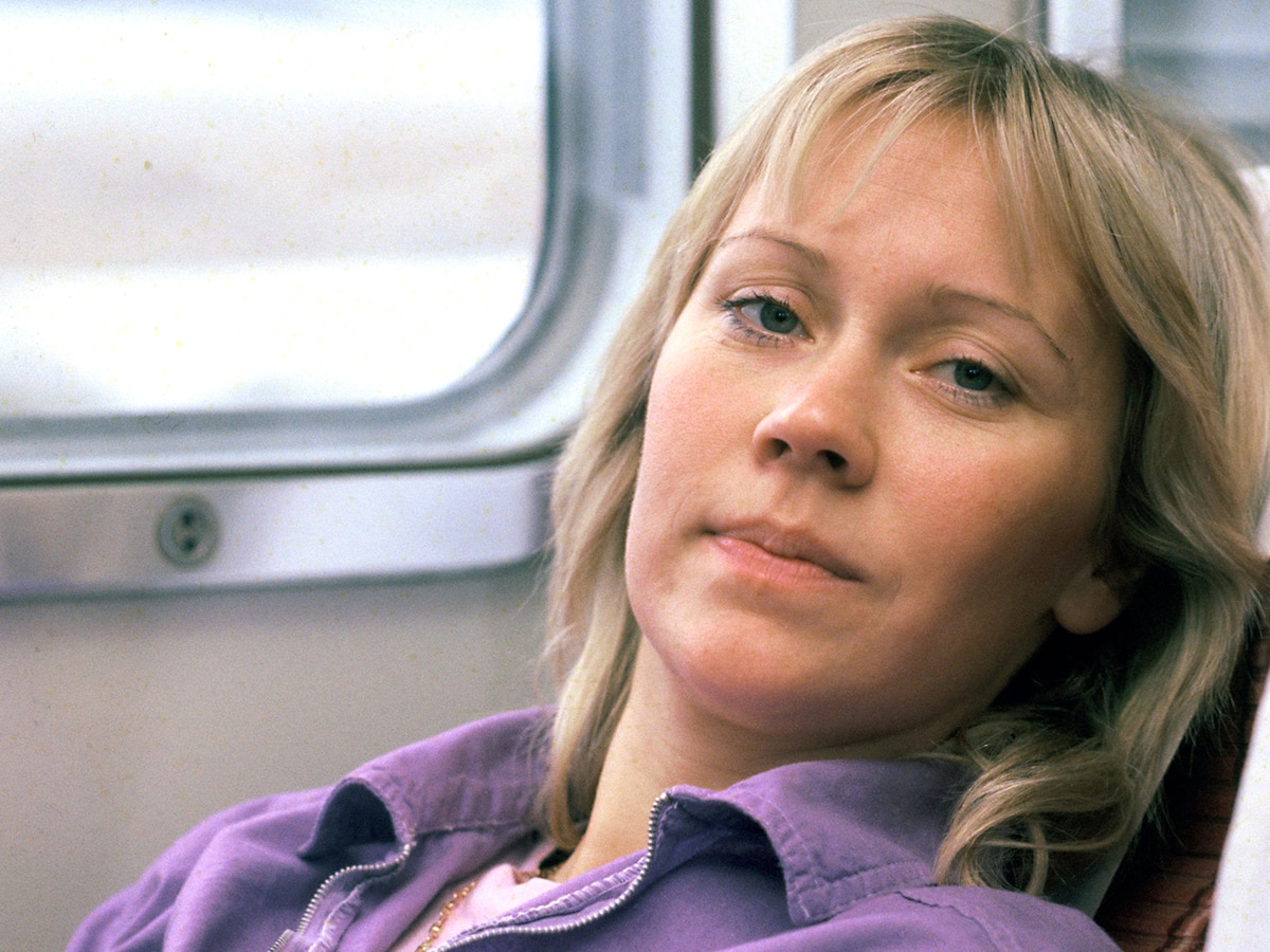 Pánico escénico, un fan acosador y un suicidio que partió su vida al medio: la dura vida de "la reina" del grupo ABBA - Infobae