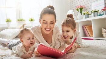 La lectura se presenta como una herramienta valiosa para orientar a las familias en el estímulo del desarrollo (Shutterstock)