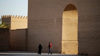 Gente caminando por la entrada