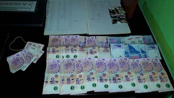 Dinero y anotaciones de los clientes y las mujeres que estaban sometidas a prostituirse