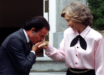 El menemismo se caracterizó por la integración de la Argentina en el mundo y, especialmente, por su alineación con Washington. Lejos habían quedado los postulados nacionalistas del general Perón. El 28 de febrero de 1994 Carlos Menem realizó su primera visita de Estado a España y en el Palacio de la Zarzuela fue elogiado por el Rey Juan Carlos “por su activa presencia en la escena internacional y porque la Argentina había recuperado el lugar que le correspondía en el concierto de las naciones”. Aquí saludando a la reina Sofía antes del almuerzo del que también participó María Estela Martínez de Perón, presa de los militares al igual que Menem, quien estuvo recluido durante 5 años.