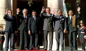 Con los presidentes de Chile, Eduardo Frei; de Brasil, Itamar Franco; de Paraguay, Juan Carlos Wasmosy; de Uruguay, Luis Lacalle y el vicepresidente de Bolivia, Victor Cardenas durante una cumbre del Mercosur en Buenos Aires. Menem fue el impulsor del área de mercado común entre los cuatro países miembros con la firma del Tratado de Asunción, en marzo de 1991, que dio origen al Mercosur.