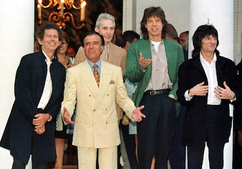 El 10 de febrero de 1995 Menem tampoco se privó de recibir a los Rolling Stones en la Quinta de Olivos. Macri también agasajó a la banda en su quinta Los Abrojos.