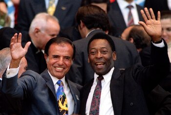 Con el astro del fútbol brasileño, Pelé, en la inauguración de los XII Juegos Panamericanos en Mar del Plata, el 11 de marzo de 1995, cuando Argentina se postulaba como sede de los Juegos Olímpicos. Tres meses después, el futuro ministro de Deportes de Brasil rechazaría una invitación del presidente argentino para jugar al tenis.