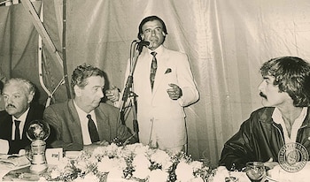Hincha de River Plate, Menem en un almuerzo con el titular de la AFA, Julio Grondona, el periodista Fernando Niembro, y el secretario de Deportes, Fernando Galmarini, padre de la esposa de Sergio Massa, Malena. (AGN)