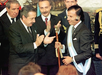 Tras vencer a Antonio Cafiero en la interna peronista, Menem se impuso con el 47% de los votos frente al radical Eduardo Angeloz y junto a Raúl Alfonsín protagonizaron la primera sucesión presidencial entre dos mandatarios constitucionales desde 1928 y la primera entre presidentes de diferentes partidos desde 1916.