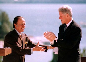 En octubre de 1997, el presidente de EE.UU, Bill Clinton, visitó la Argentina. Sus principales temas de agenda fueron comerciales, de combate del narcotráfico y de la corrupción que ya ensombrecía a su gobierno. Menem rompió el protocolo y fue a recibirlo a Ezeiza. Durante su visita se firmaron 8 acuerdos bilatelaras. Pero no hubo consenso sobre la apertura del mercado aéreo, una de las aspiraciones del presidente argentino. (NA: Jose Luis Perrino)