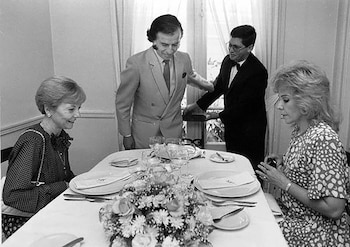 En agosto de 1989 Carlos Menem recibió en la Casa Rosada la visita de la ex presidenta María Estela Martínez de Perón, a quien consultó sobre su iniciativa de indultar a los militares. Dos años después, en otra visita, almorzó con la ex mujer de Domingo Perón, quien gestionaba su pensión como ex presidenta, y con su mujer, Zulema Yoma, en un restaurante céntrico. “Menem fue el único que se portó lealmente conmigo”, declaró Isabel Perón. (AGN).
