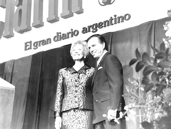 Con la dueña del Grupo Clarín, Ernestina Herrera de Noble, en la planta de impresión del diario Clarín en 1995. Menem privatizó los canales de televisión y adjudicó el Canal 13 al grupo de Noble. Salvo el canal 7, que retuvo para el Estado, los canales y las radios pasaron a manos privadas. Según observadores internacionales durante su gobierno hubo libertad de expresión. Menem demandó a varias publicaciones y periodistas por calumnias e injurias. (AGN)