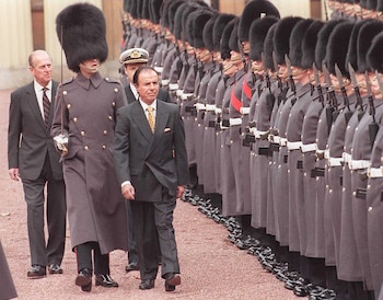 Tras asumir la presidencia, Menem restableció las relaciones diplomáticas con Gran Bretaña, interrumpidas tras la Guerra de Malvinas. En 1998 viajó en visita oficial de seis días a Gran Bretaña, tras 38 años de ausencia de un mandatario argentino en el Reino Unido. Aquí junto al duque de Edinburgo, Felipe, recibido por la Guardia de Honor del Palacio de Buckingham, donde tomó el te con la reina Isabel junto a su hija Zulemita. Esa fue la última vez que la monarca recibió a un mandatario argentino.