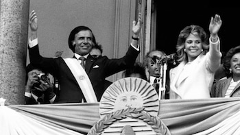 Cinco meses antes de que Raúl Alfonsín culminara su mandato, el 8 de julio de 1989 Carlos Saúl Menem asumió la presidencia de la Nación. En el balcón de la Casa Rosada saludó a una multitud junto a su esposa Zulema Yoma.