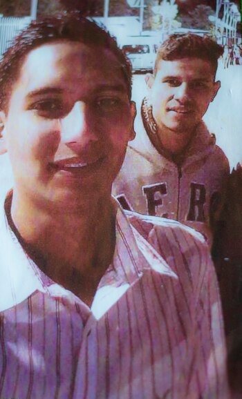 Cruz Alberto en primer plano y al fondo su amigo Orlando Francisco Pérez Corrales, asesinado por fuerzas de Ortega antes que él