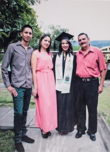 Cruz Alberto Obregón junto a dos de sus hermanas y su padre