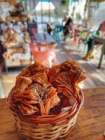 Pastelitos dulces con granas multicolores